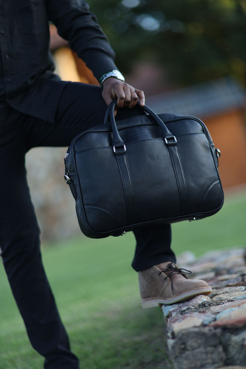Black Hayden - messenger bag - leather bag - laptop bag - front view - Tom voyager